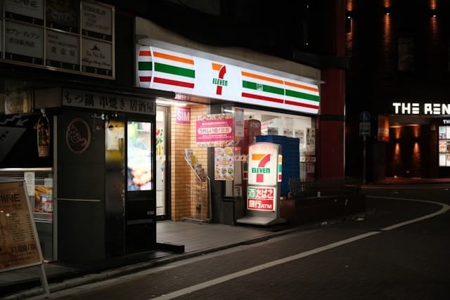 permis-japonais-store-perry-merrity Photo d'un konbini 7-Eleven de nuit dans les rues de Tokyo. Traduction de permis en ligne.